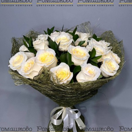 Букет из 25 пионовидных белых роз с зеленью за 8 650 - «Ромашково» в Красноярске