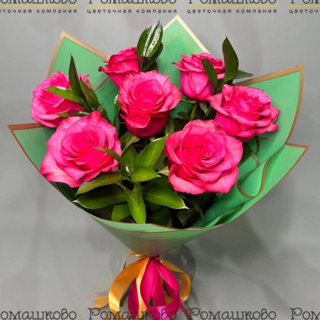 Семь роз с зеленью в ярком флизелине за 2 760 - «Ромашково» в Красноярске