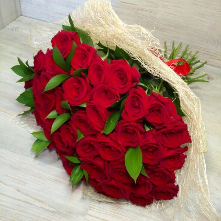 Букет из 51 красной розы (50см) + зелень за 16 830 - «Ромашково» в Красноярске